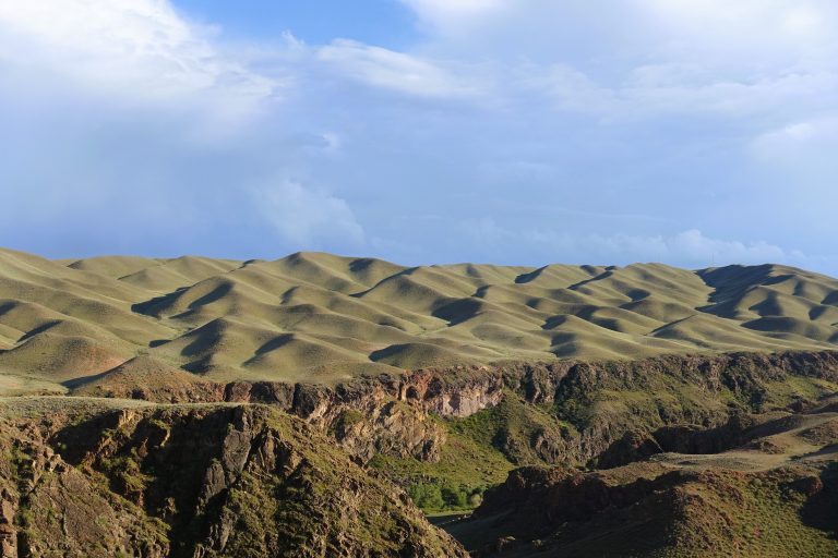Spellbinding scenery around Sharyn River.
