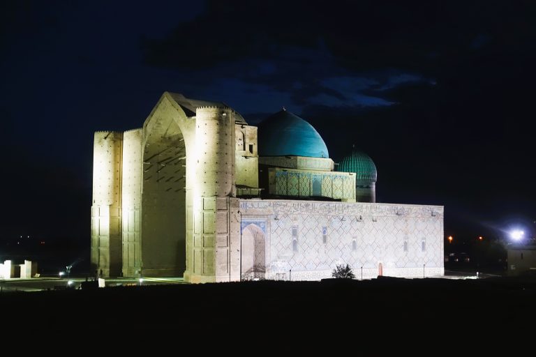 One last glimpse of the mausoleum by night. My (empty) hotel was right next to the site, so I got one last glimpse before getting some much-needed downtime, as I was to continue my journey on a 2am train the next morning...