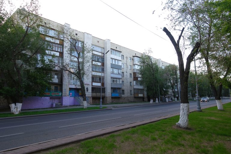 I didn't do any exploring in this city - it was already evening by this point, and I was more concerned with finding some sort of sustenance. I mainly just encountered lots of buildings like these.