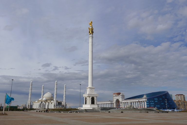 Eventually managed to get a bus heading to the 'centre' of the Right Bank, which is where all this crazy shit's goin' down. Visible here: the Independence Monument, the Palace of Independence, the Hazrat Sultan Mosque, the National University of the Arts, and lots of Kazakh flags blowing in the wind.