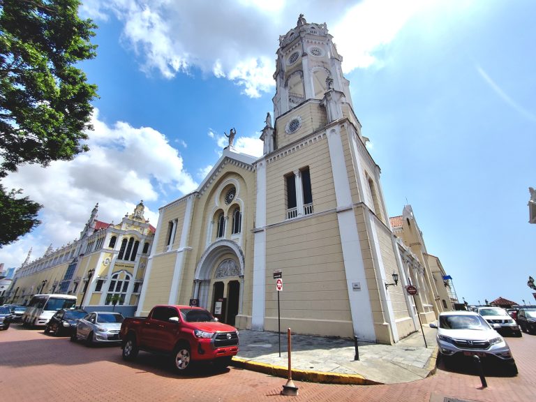 One of those buildings is this old church, Iglesia San Francisco de Asís, which I believe is the tallest point in Casco Viejo. Palacio Bolivar visible in the background.