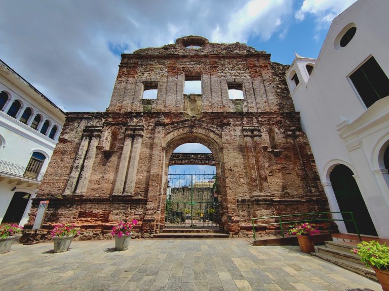 Convento de Santo Domingo. Loved this place. Crumbling ruins of a 17thC church+convent that was destroyed by fire in 1756. Fun trivia: its flat arch - which remains standing despite the ravages of time - is what helped convince the US that Panama was a suitable location for the ocean-connecting canal. It was perceived as a sign of stability and lack of seismic activity!