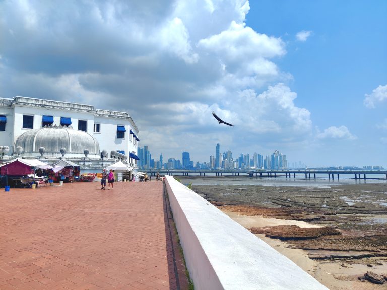 The walkway above Plaza de Francia provides some wonderful views across the water.