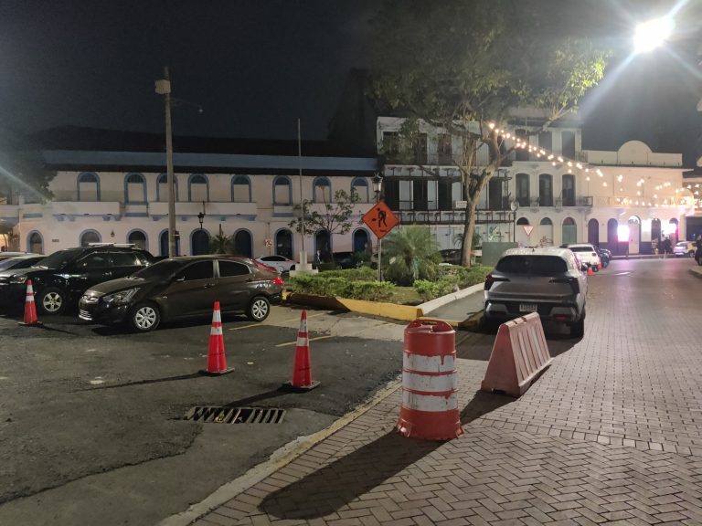 More Casco Viejo by night
