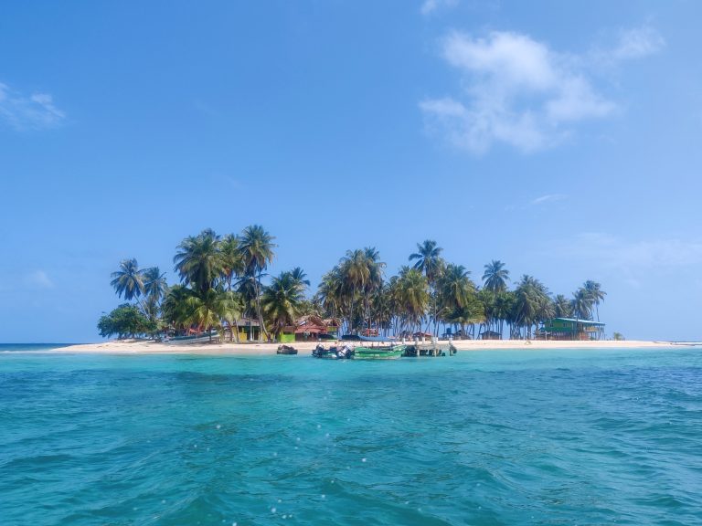 Starting to sail to some of the more stereotypically paradisiacal islands.