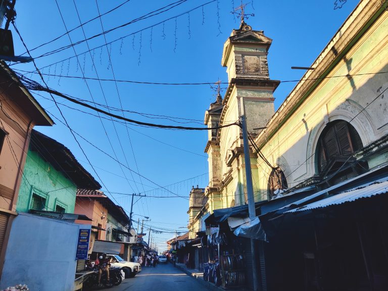 This market felt a little dodgy at the time, but I returned the next morning and found that people were absolutely lovely. Though it's very, very loud (lots of stores blasting music through competing loudspeakers). 