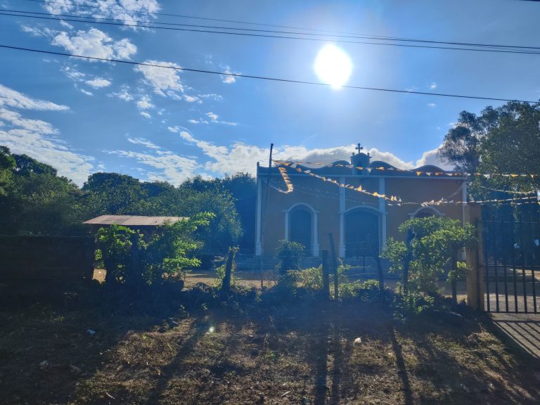 Up at 7am for breakfast the next morning, and then walking through the village of Mérida to find the trailhead.