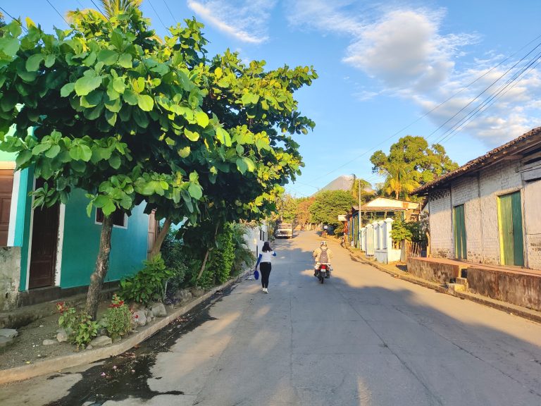 Another sleepy little town. Seems like it's seen better days: there were a few restaurants and bars that were boarded up. A sign of the dwindling tourist economy, perhaps?