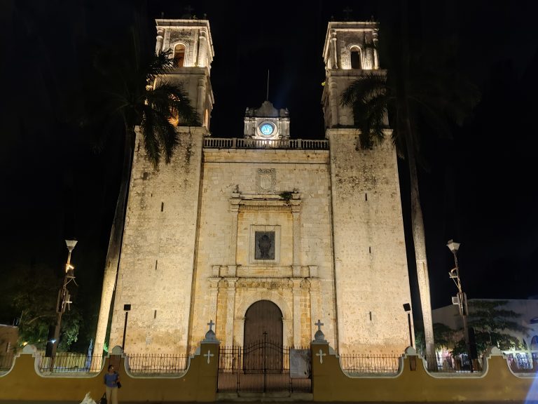 The church from the rear. Seems to be one of the central meeting points of the city.