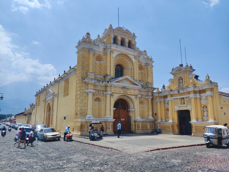 Iglesia de San Pedro Apóstol, which dates back to the 16thC. Baroque colonial facades are everywhere here. No wonder the entire historic centre is a UNESCO World Heritage Site. Outstanding beauty wherever you turn.