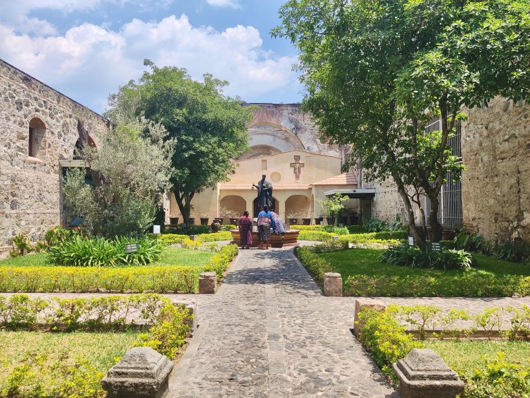 Part of the monastery (?) grounds next to Iglesia San Francisco el Grande. These women seemed incredibly pious and I felt a bit inappropriate catching them, but they weren't going anywhere soon and I was suffering in the heat + lack of shade!