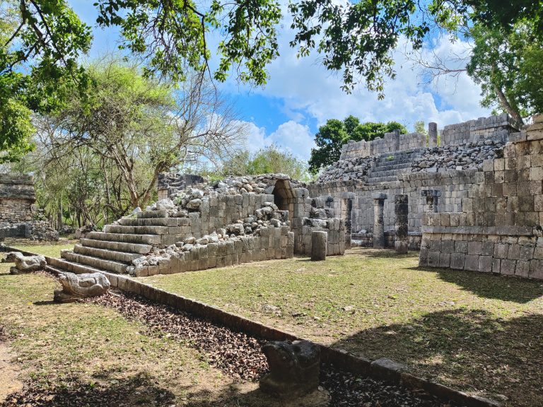 Further ruins in the vicinity.