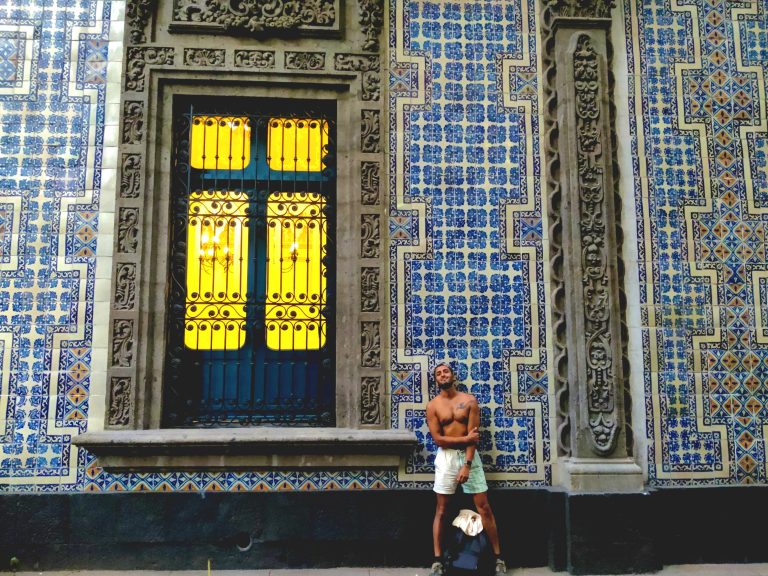 Casa de los Azulejos, an 18thC Baroque palace that's now a restaurant of some sort. It's situated on a busy af pedestrian street, so thank you to the two Mexican gentlemen who offered to direct this photoshoot as I was standing outside!