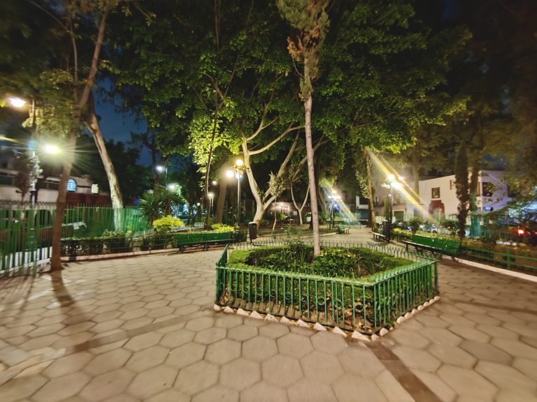 After grabbing a delicious vegan dinner, I decided to walk the 40 minutes or so back to my hostel and get a 'feel' for the city. 