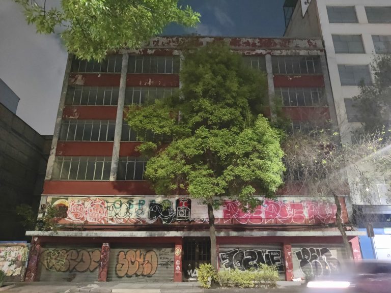 Not every building in the area is a visual treat, however. The mish-mash of beauty and beastly is what lends CDMX its unique charm imo.