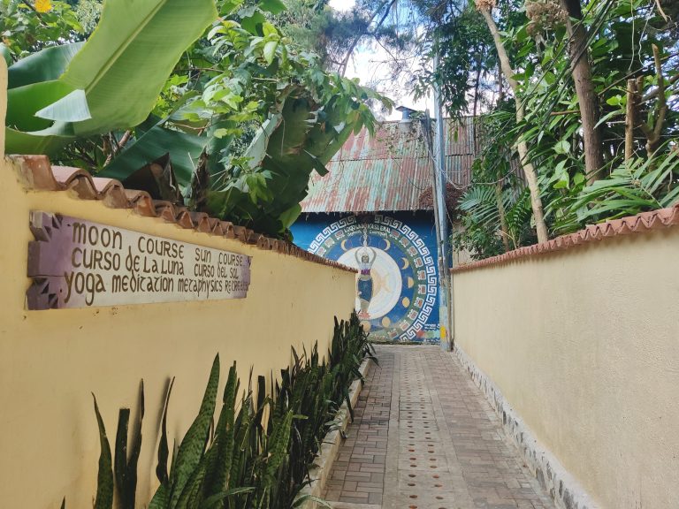 A place called San Marcos was my stop. A stereotypical 'hippie' town where white backpackers/expats traipse around in dreads, tie-dyes, and yoga pants, while stinking of ganja. Okay it's not quite that bad, but there's a lot to roll one's eyes at - even as sb who's very hippie-ish myself. This image encapsulates it. Anyway, I was here solely for the awesome vegan food, which is always thankfully in abundance when hippies are around!