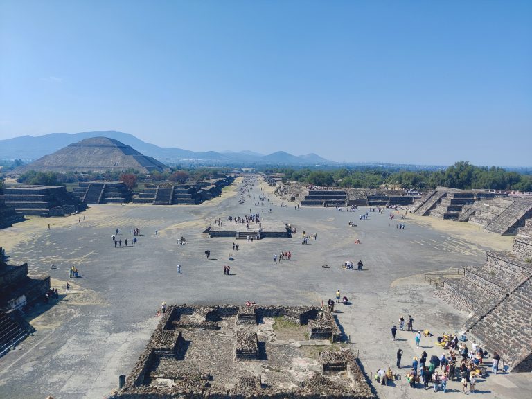 And here's the Teotihuacán complex viewed from atop the Temple of the Moon!