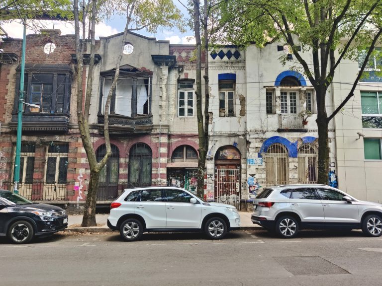 Roma Norte is one of the more upscale districts of the city, but I feel like I kept on wandering past its more dilapidated areas. Which tbh I had no issue with, as I found it all quite beguiling. Could easily see myself living here!