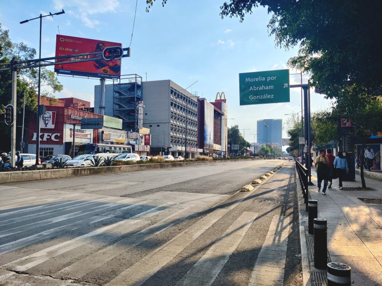The highway that separated my hostel from Roma Norte.