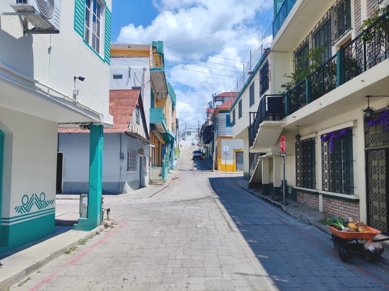 Seriously lovely streets. I think the reason why they were so deserted is due to the blazing midday heat.