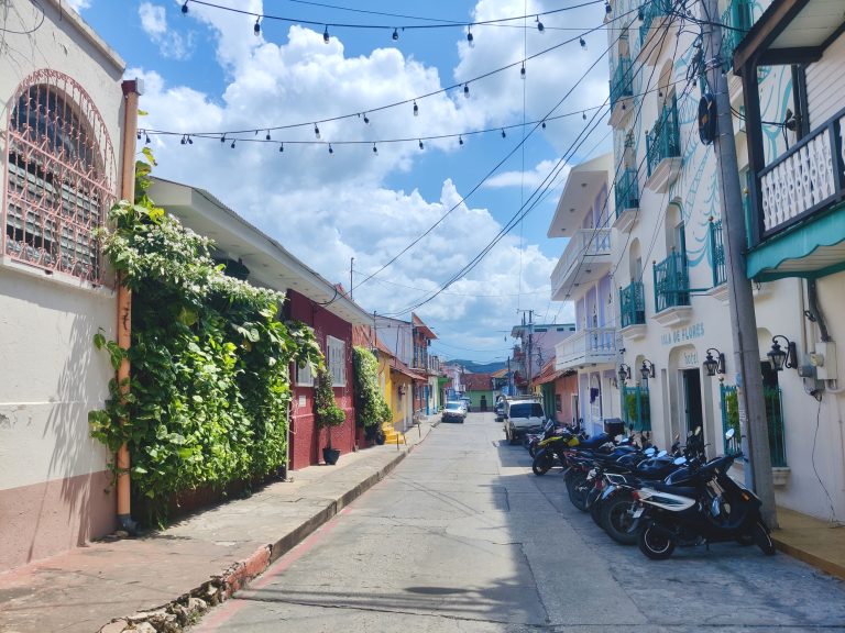 Even the hotels/restaurants/cafés felt surprisingly empty, which is weird because I *know* there were a lot of other tourists around (I saw them all at Tikal!).