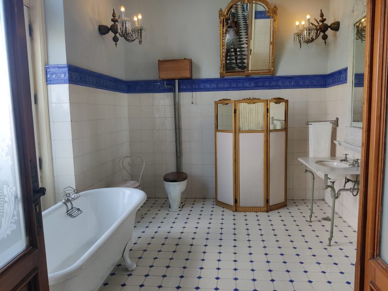 And this was his bathroom. Again, mad to see the actual rooms and amenities used by someone you read about in history books during your youth...