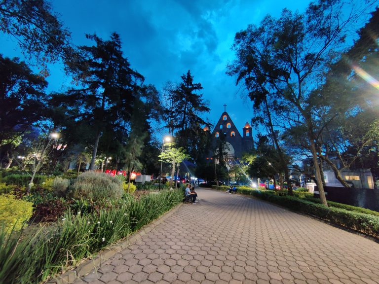 Another delicious Mexican vegan dinner, and then it was on my way back to the hostel to get a little sleep before my early morning flight. The last shot I took? Here in 'Parque América' - a fitting end to a mad, maddening, and brilliant adventure. Gracías, América!