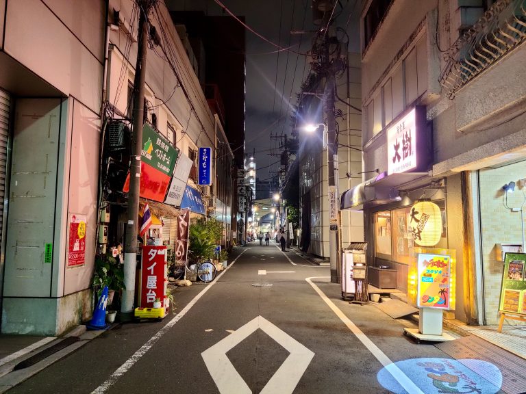 Monday night in this neighbourhood was surprisingly lively, though winding down by the time I got out to explore at 11pm.