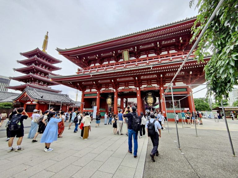 Couldn't recall visiting Senso-ji during my first trip to Tokyo so, given that I was a half hour walk away, I decided to swing by this time around.