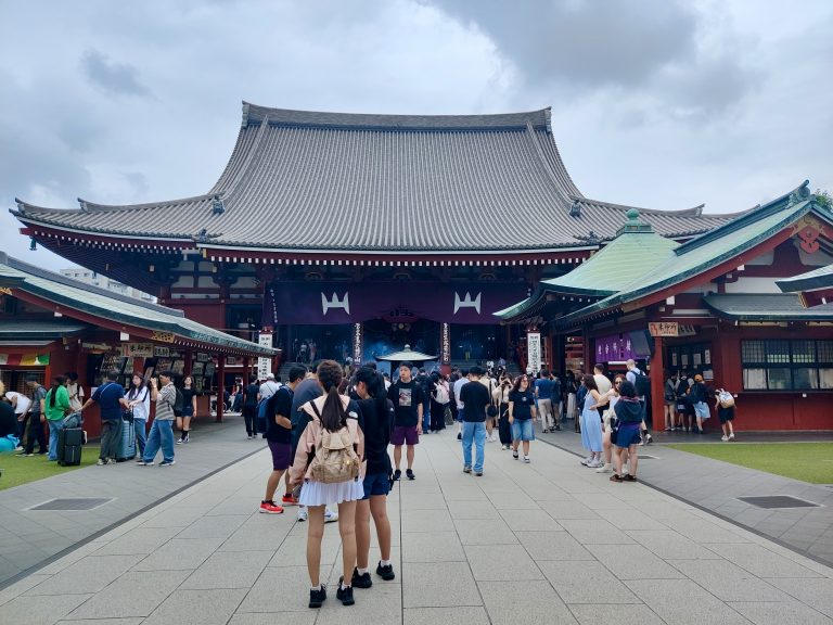 I came by here around 9:30am thinking that I'd beat most of the crowds, but the place was swarming with (mainly foreign) tourists so my thirst for exploring was significantly reduced.