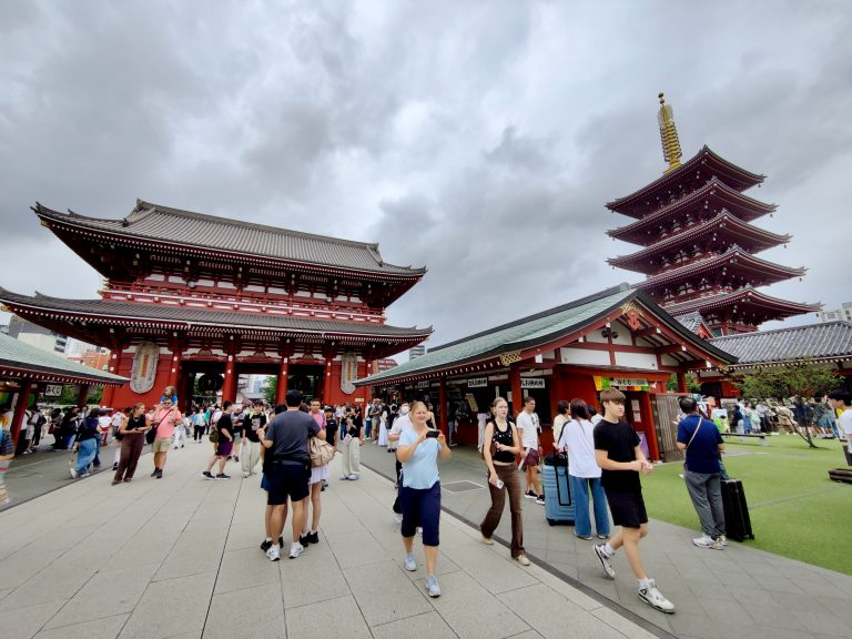 One can admire the aesthetic value of the place even with all the disgusting tourists however.