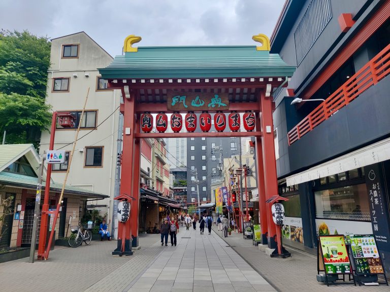 Exploring the traditional streets surrounding Senso-ji now, while hunting down a vegan restaurant in the vicinity.