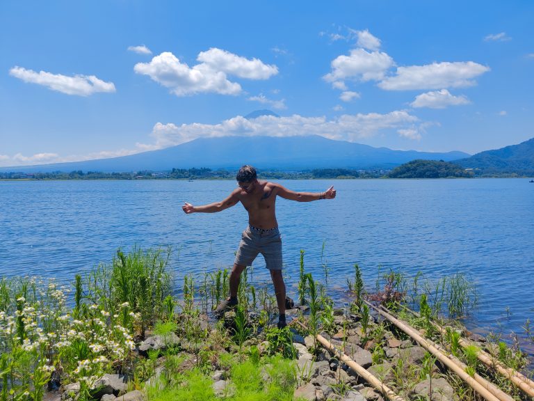 Day four. Took myself over to the other side of the lake for the iconic Fuji view in the morning. I struck a very similar pose during winter here ten years ago (check IG Highlights) so it was fun to do this again. 