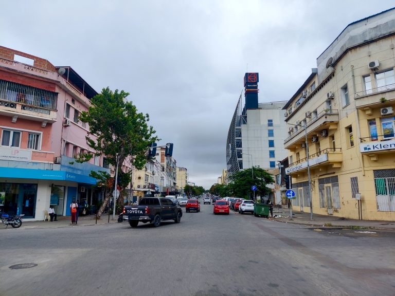 More typically Luandan streets. 
