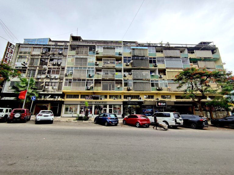 I found the architecture fascinating. Sometimes ramshackle, often time-worn, but somehow functional in spite of everything and peculiarly captivating to the eye. This was on a street called Avenida Comandante Che Guevara, to boot!