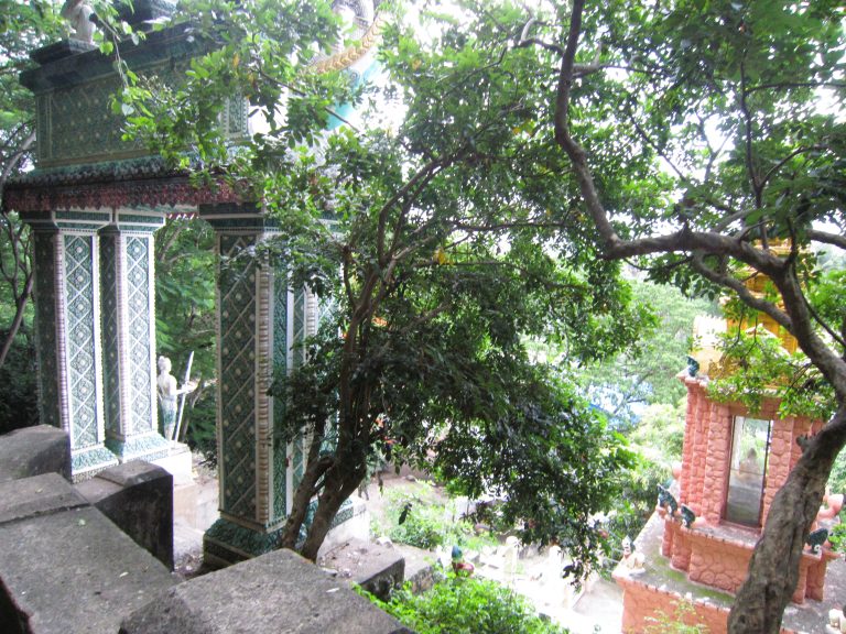 Took a little excursion up to Phnom Sampeau, a beloved 'mountain' (it's 100m high lol) that has a Killing Fields memorial and a temple up top.