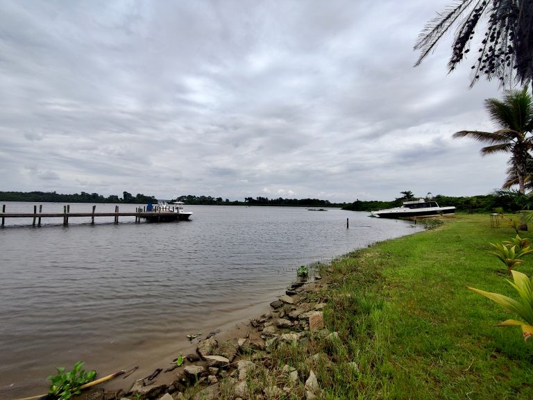 Had a quick lunch stop at a lodge in Belas, where there were warning signs about crocs in the river... Always fun!