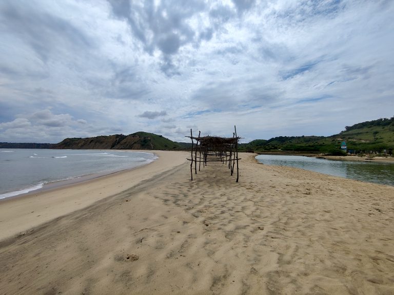 After checking out the next morning, we drove a little further down the coast to Praia dos Surfistas - a surfer's beach in days of yore, but all we found was an abandoned/closed resort and a deserted stretch of beach. 