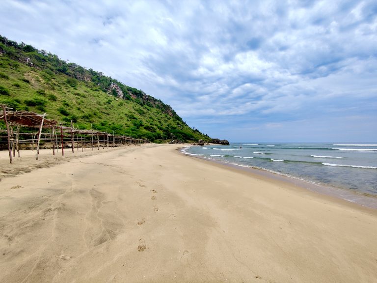 Angola's beaches have SO. MUCH. potential. And you can literally see how money was invested into them during the first oil boom by the presence of all the abandoned hotels/infrastructure/resort. It's precisely that abandonment which tells the current tale, however.
