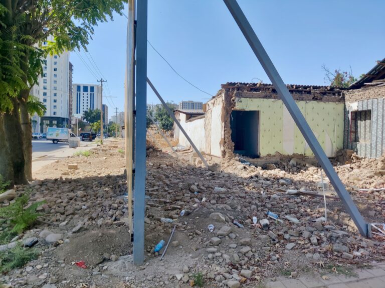 The city feels like it's constantly heading upwards with all the constructions sites and unfinished tower blocks, but there's also areas like this. Again, merely a few minutes from the downtown core...
