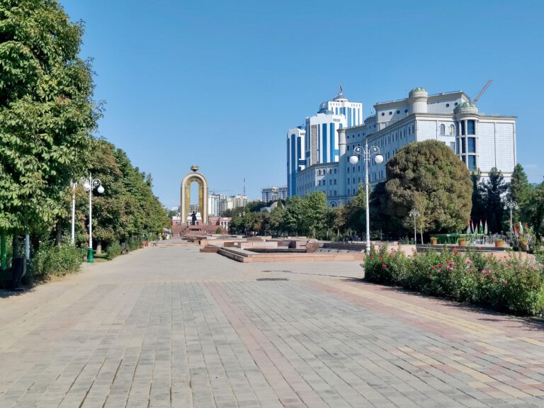 National Library on the right, Ismail Somoni Monument in the background, a few random kiosks dotted about. Again: SAT AFTERNOON and NO ONE AROUND! I imagine it'd have been much livelier had I returned during the evening (and I actually ended up for drinks somewhere nearby so probably should have done so) but still.