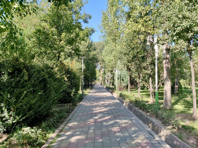 Deep in the depths of the massive Rudaki Park. Again, curiously quiet for a Sat afternoon.