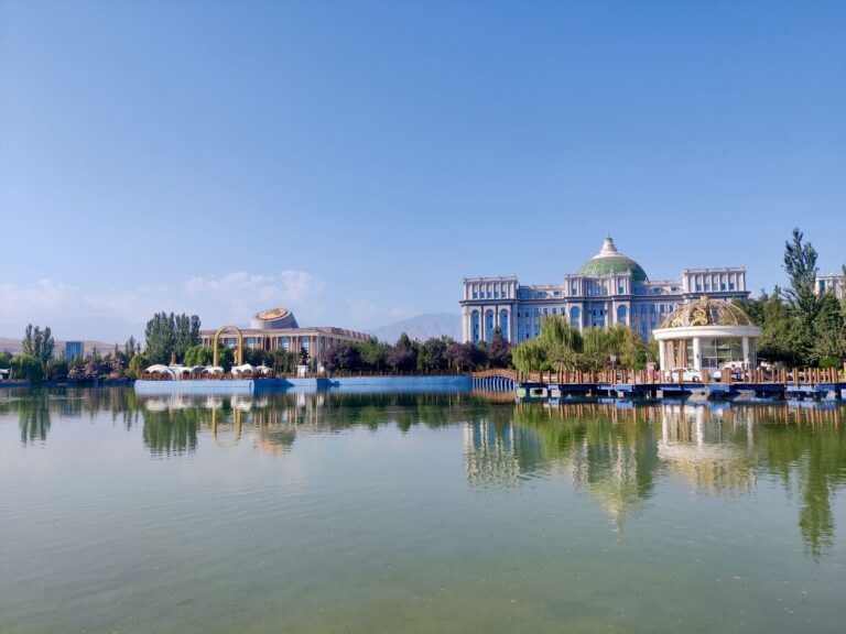 Rudaki Park leads onto yet another park - Flag Pole Park. Named because it houses an ENORMOUS 165m free-standing flagpole that was the tallest in the world when opened in 2011 (but has since been surpassed by four others from countries with similarly questionable regimes). 