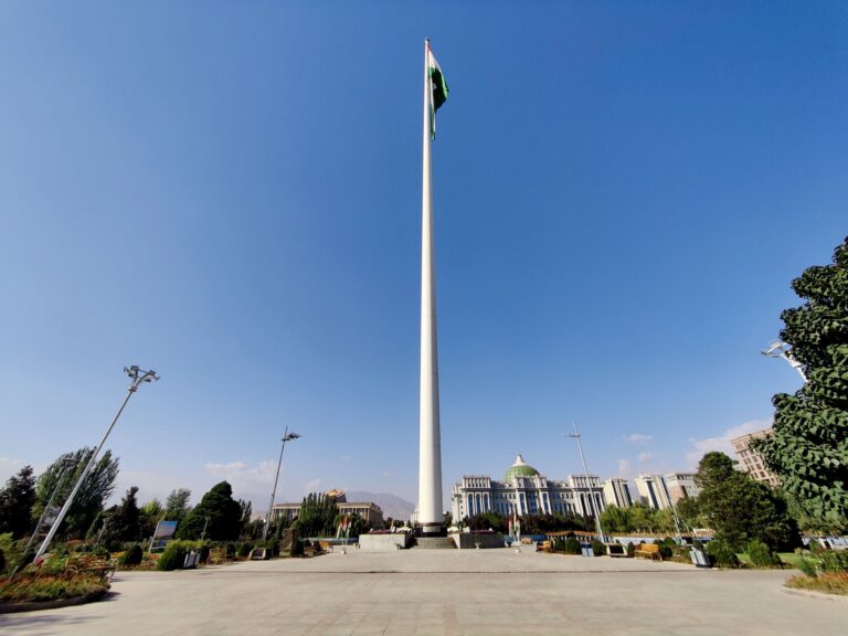 There's the flag pole itself btw. Quite something. Sadly there was not much in the way of wind to take a better shot. Flags are everywhere in this country tho, so I didn't really feel as if I'd missed out.