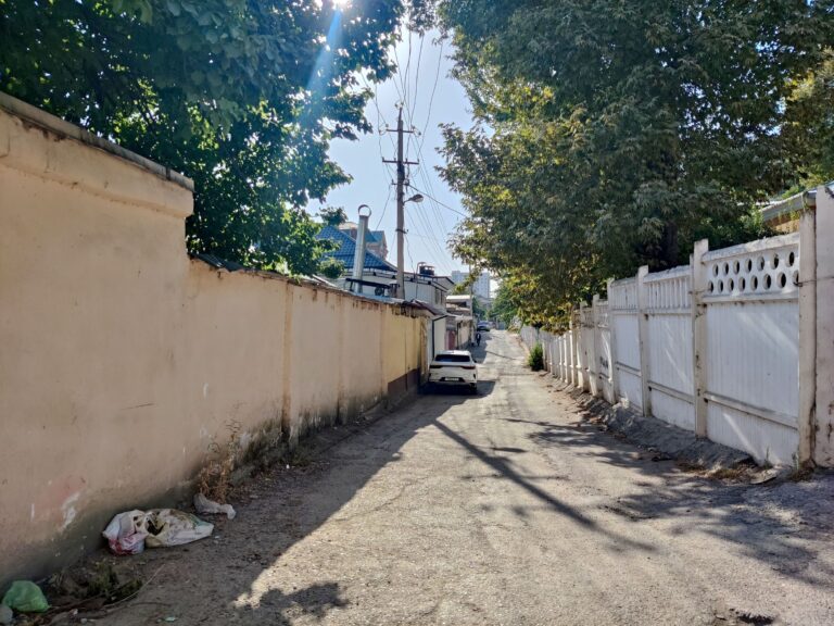 My (limited) impressions of the city made me feel that much of its residential areas look more akin to this than the tower blocks under construction. I suppose that won't be the case ten years from now tho, given current trends.