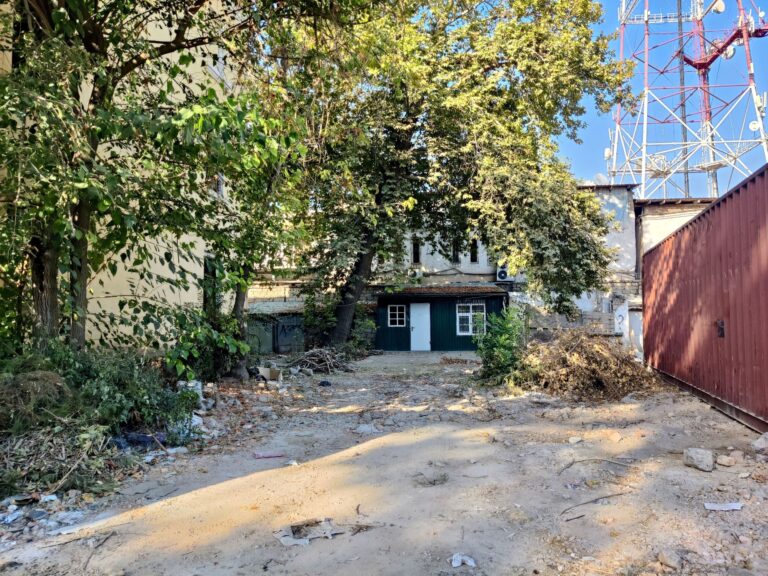 Would have loved to have visited Dushanbe when it was populated with abodes like this. Character in spades, even in ruinous form.