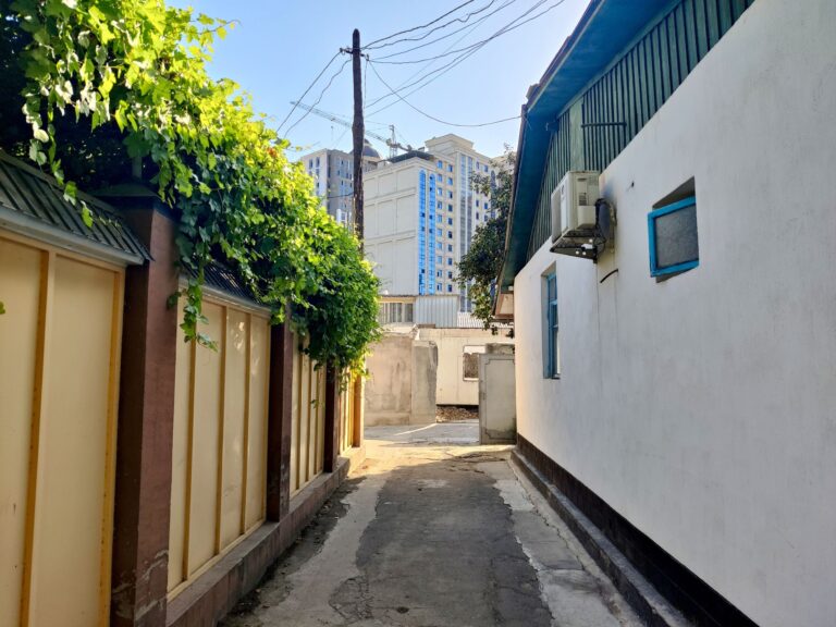 Not sure there's anything particularly remarkable about these buildings or this neighbourhood, but I loved the composition here.