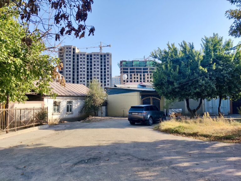 This street in particular felt like a throwback. Lots of traditional abodes centred around communal, open courtyards. Flanked by construction on all sides ofc.