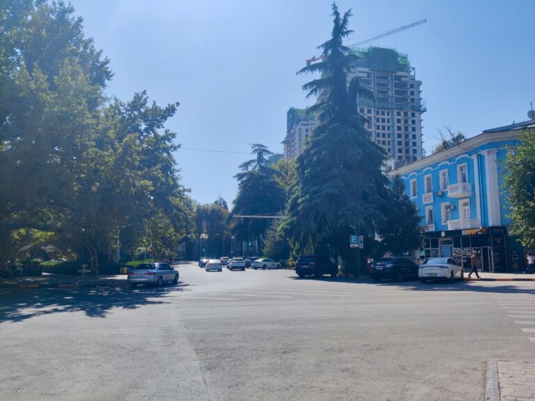 Walked over to a new neighbourhood after lunch. Pretty.