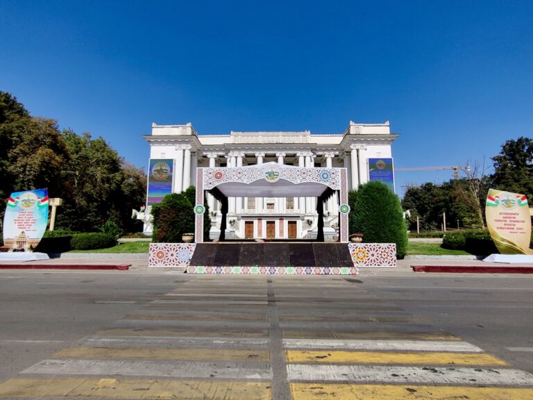 And the Opera (and Ballet) House itself! Should've taken a better shot without obstructions but oh well.